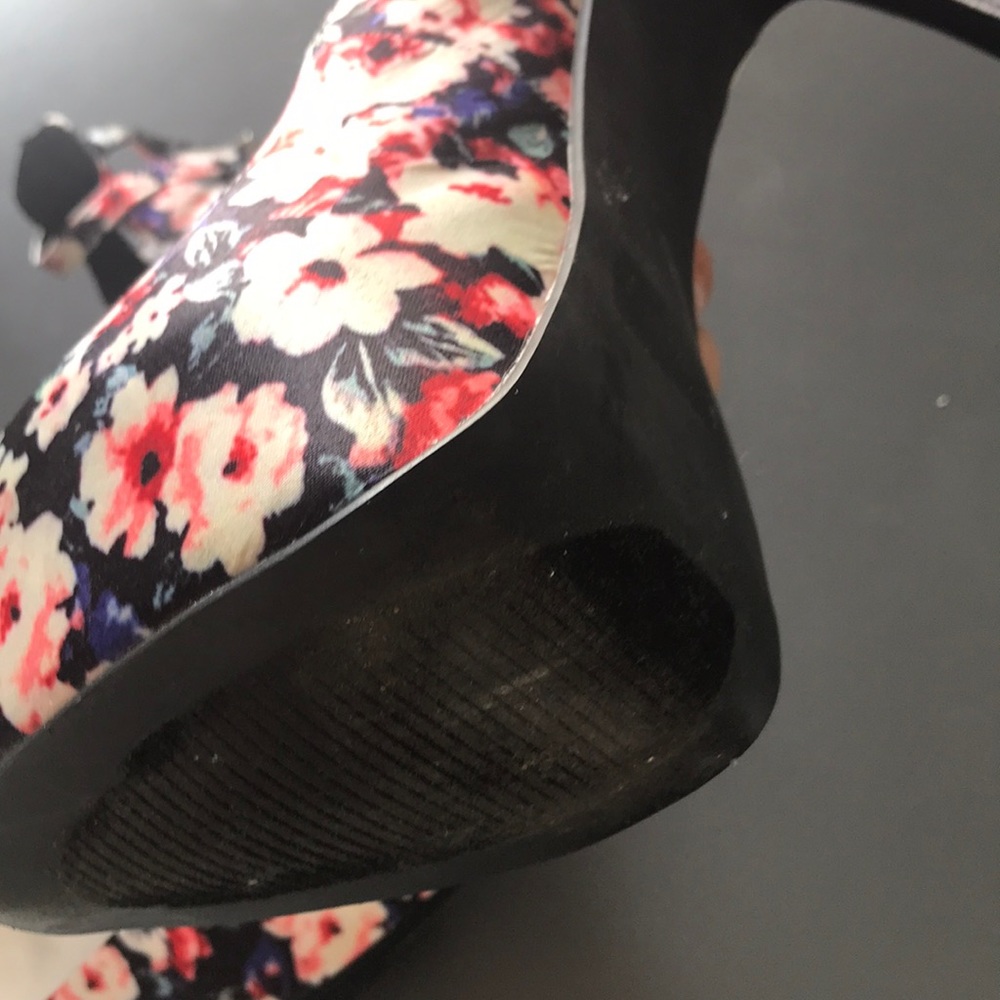 Shoes - Picture 4 of 5